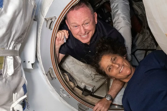 Các phi hành gia Butch Wilmore, trái, và Suni Williams chụp ảnh bên trong mô-đun Harmony của Trạm Vũ trụ Quốc tế vào ngày 13/6 (Ảnh: CNN)