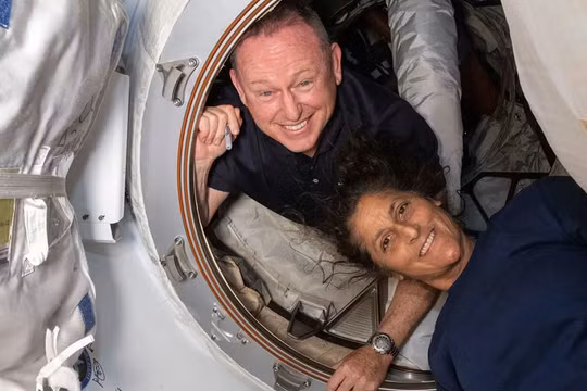 Các phi hành gia Butch Wilmore, trái, và Suni Williams chụp ảnh bên trong mô-đun Harmony của Trạm Vũ trụ Quốc tế vào ngày 13/6 (Ảnh: CNN)