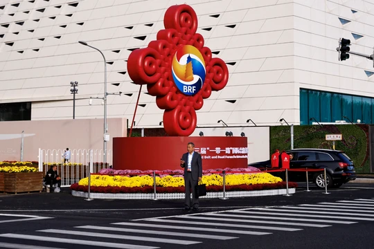 Một người đứng trước biển hiệu của Diễn đàn Vành đai và Con đường lần thứ ba trước lễ khai mạc, gần trung tâm truyền thông ở Bắc Kinh, Trung Quốc, ngày 18/10/2023. Ảnh: Reuters.