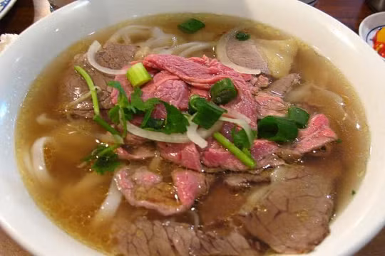 Món phở tái của nhà hàng Pho Real Kitchen and Bar tại Mỹ (Ảnh: Pho Real Kitchen and Bar/Facebook).