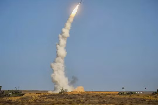 Hệ thống S-400 khai hỏa trong một cuộc thử nghiệm (Ảnh: Sputnik)