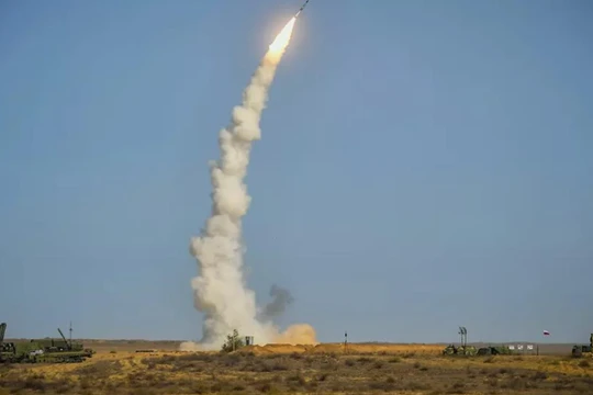 Hệ thống S-400 khai hỏa trong một cuộc thử nghiệm (Ảnh: Sputnik)