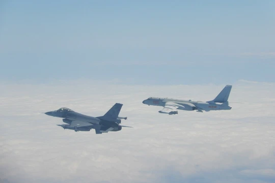 Chiến đấu cơ F-16 của Đài Loan mang tên lửa áp sát máy bay ném bom H-6 của Trung Quốc (Ảnh: focustaiwan)