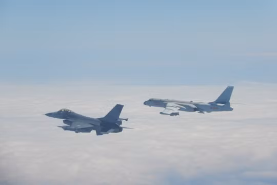 Chiến đấu cơ F-16 của Đài Loan mang tên lửa áp sát máy bay ném bom H-6 của Trung Quốc (Ảnh: focustaiwan)