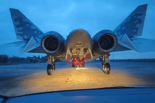 Su-57 với khoang vũ khí chính bên trong đang mở. Ảnh: MW.