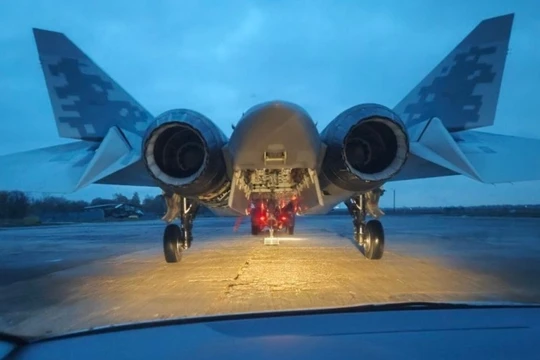 Su-57 với khoang vũ khí chính bên trong đang mở. Ảnh: MW.