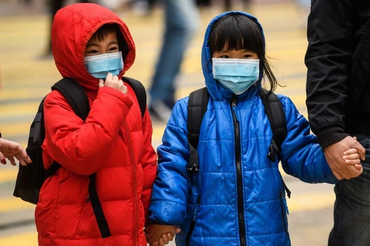 Trẻ em ở Hong Kong, Trung Quốc mang khẩu trang để phòng dịch bệnh do virus corona gây nên (Ảnh: AFP)