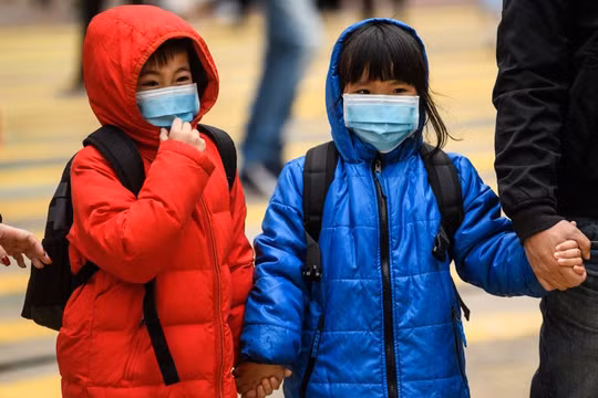 Trẻ em ở Hong Kong, Trung Quốc mang khẩu trang để phòng dịch bệnh do virus corona gây nên (Ảnh: AFP)