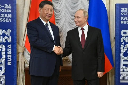 Tổng thống Nga Vladimir Putin và Chủ tịch Trung Quốc Tập Cận Bình trong cuộc gặp tại hội nghị thượng đỉnh BRICS XVI ở Kazan. Ảnh: RT.