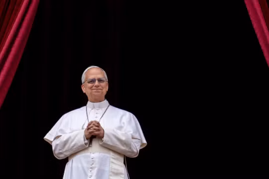 Đức Giáo hoàng Leo XIV nhìn đám đông trong buổi cầu nguyện ở Vatican, vào ngày 11/5. Ảnh: Getty.