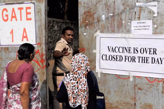 Một người dân Ấn Độ bị từ chối cho vào điểm tiêm chủng, do hết vaccine COVID-19 (Ảnh: Reuters)
