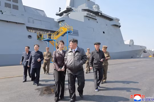 Lãnh đạo Triều Tiên Kim Jong-un thăm tàu ​​chiến Choe Hyon tại một địa điểm không được tiết lộ ở Triều Tiên vào ngày 29/4. Ảnh: KCNA.