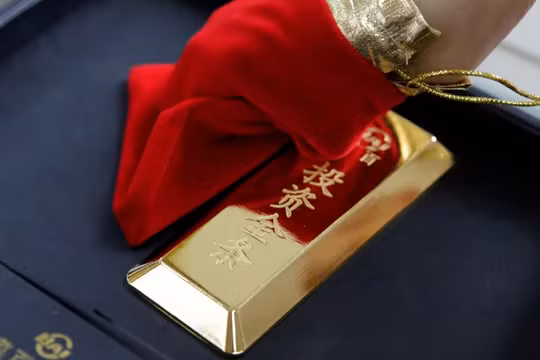 Vàng tại một cửa hiệu trang sức ở Bắc Kinh, Trung Quốc (Ảnh: Reuters)