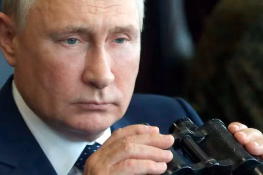 Tổng thống Nga Vladimir Putin quan sát một cuộc tập trận (Ảnh: AP)