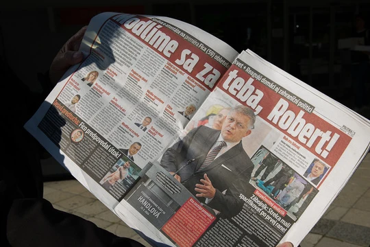 Một người đàn ông trưng bài báo mô tả chi tiết vụ tấn công Thủ tướng Slovakia Robert Fico ngày 16/5/2024 (Ảnh: Getty)