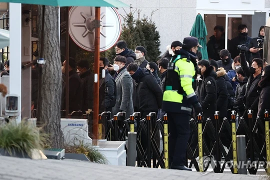 Các nhà điều tra từ cơ quan chống tham nhũng nhà nước tiếp cận lối vào dinh thự của Tổng thống Yoon Suk Yeol tại Seoul vào ngày 3/1. Ảnh: Yonhap.