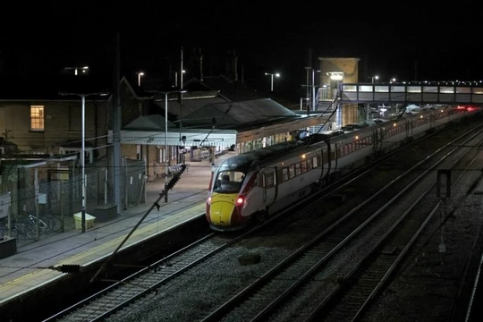 Hiện trường tại ga Huntingdon sau nhiều vụ đâm dao trên tàu ở Anh. Ảnh: Getty.