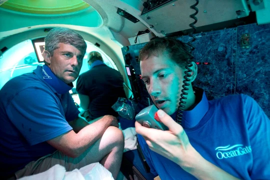 Stockton Rush bên trong một chiếc tàu ngầm ở ngoài khơi Florida năm 2013 (Ảnh: AP)