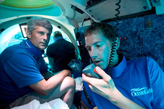 Stockton Rush bên trong một chiếc tàu ngầm ở ngoài khơi Florida năm 2013 (Ảnh: AP)