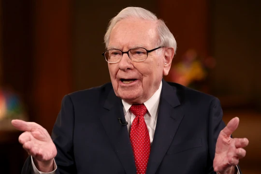 Warren Buffett đưa ra nhiều lời khuyên hữu ích được những người nổi tiếng nằm lòng (Ảnh: CNBC)
