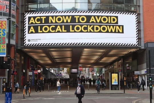 Biển hiệu lớn tuyên truyền chống dịch COVID-19 ở trung tâm thành phố Manchester (Ảnh: DPA)