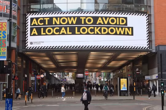 Biển hiệu lớn tuyên truyền chống dịch COVID-19 ở trung tâm thành phố Manchester (Ảnh: DPA)