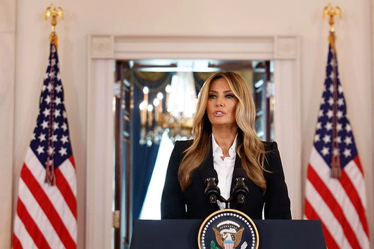 Đệ nhất phu nhân Melania Trump phát biểu tại Nhà Trắng vào ngày 10/10 tại Washington, DC. Ảnh: Getty.