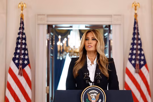 Đệ nhất phu nhân Melania Trump phát biểu tại Nhà Trắng vào ngày 10/10 tại Washington, DC. Ảnh: Getty.