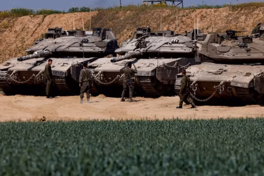 Xe tăng Israel được bố trí gần biên giới Israel-Gaza, tại Israel, ngày 18/3. Ảnh: Reuters.