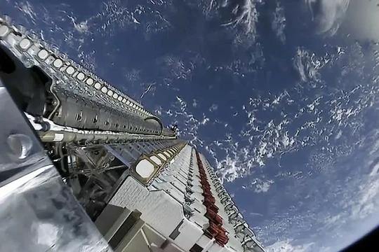 Các vệ tinh sẽ tạo thành một phần của chòm sao Starlink của SpaceX đang chờ được phóng vào quỹ đạo từ tên lửa Falcon 9 vào ngày 24/5. Ảnh: SpaceX.