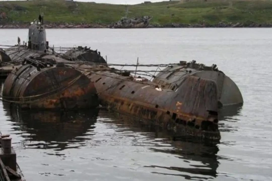 Tàu ngầm hạt nhân K-159 của Nga trước khi bị chìm. Ảnh: IE.