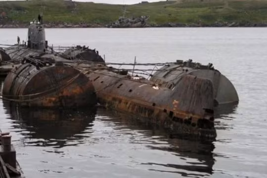 Tàu ngầm hạt nhân K-159 của Nga trước khi bị chìm. Ảnh: IE.