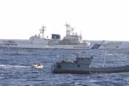 Lực lượng cảnh sát biển Nhật Bản đã hơn 100 lần xua đuổi tàu cá Trung Quốc khỏi vùng biển Nhật trong năm nay (Ảnh: Japan Coast Guard)