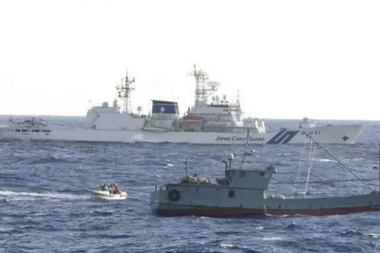 Lực lượng cảnh sát biển Nhật Bản đã hơn 100 lần xua đuổi tàu cá Trung Quốc khỏi vùng biển Nhật trong năm nay (Ảnh: Japan Coast Guard)