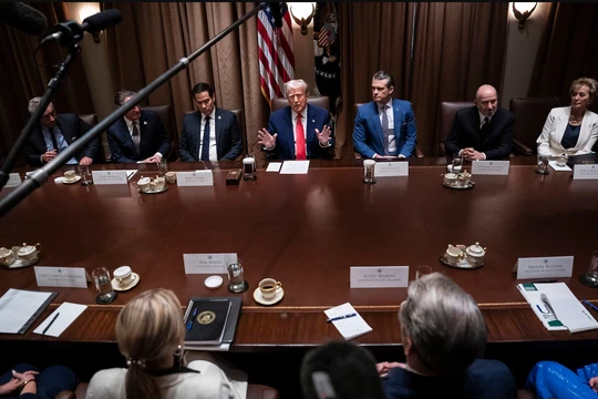 Tổng thống Mỹ Donald Trump phát biểu trong cuộc họp Nội các tại Nhà Trắng trong hôm 10/4. Ảnh: Washington Post.