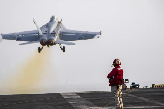 Một chiếc F/A-18F Super Hornet cất cánh từ tàu USS Nimitz vào ngày 30/7. Ảnh: US Navy.