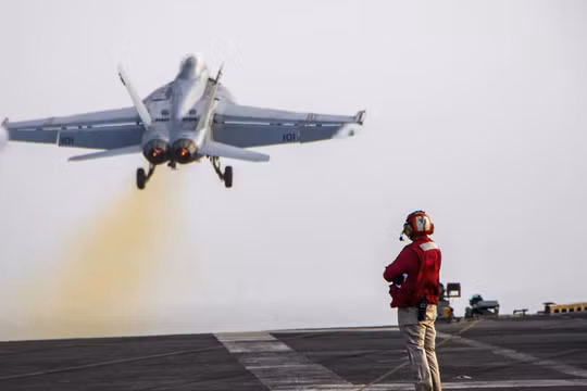 Một chiếc F/A-18F Super Hornet cất cánh từ tàu USS Nimitz vào ngày 30/7. Ảnh: US Navy.