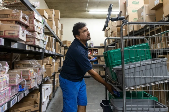 Nhân viên của công ty VendingONE sử dụng iPad để tăng hiệu quả lao động (Ảnh: WSJ)