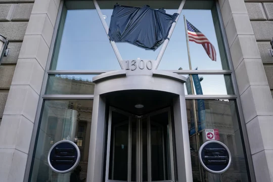 Biển hiệu USAID được che phủ tại trụ sở của cơ quan ở Washington, Mỹ ngày 7/2. Ảnh: Reuters.