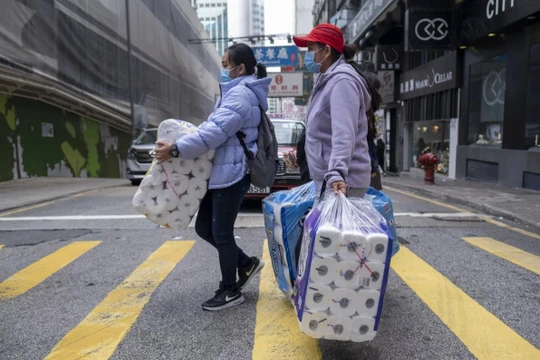 Người dân Hong Kong tích trữ giấy vệ sinh trong bối cảnh dịch COVID-19 (Ảnh: Bloomberg)