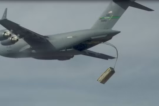 Một chiếc C-17 tham gia vào quá trình thử nghiệm airdrop (Ảnh: Defense News)