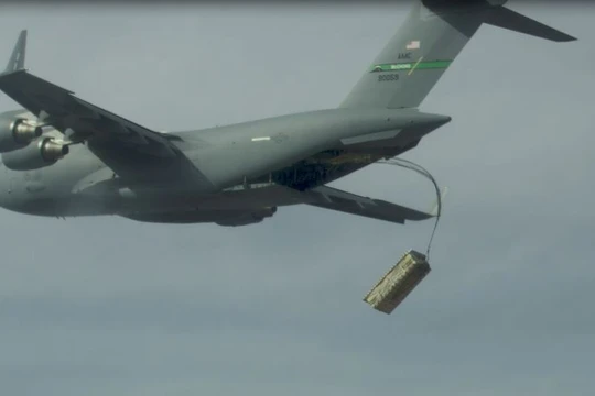 Một chiếc C-17 tham gia vào quá trình thử nghiệm airdrop (Ảnh: Defense News)