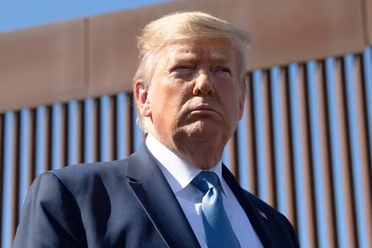 Tổng thống Trump đứng trước đoạn tường bao biên giới ở Otay Mesa, California ngày 18/9/2019 (Ảnh: CNBC)