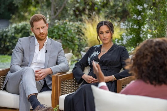Harry và Meghan trong cuộc phỏng vấn với Oprah Winfrey (Ảnh: NBC)