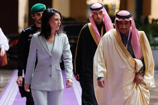 Ngoại trưởng Đức Annalena Baerbock đến dự một cuộc họp về Syria tại Riyadh, Arab Saudi, ngày 12/1. Ảnh: Reuters.