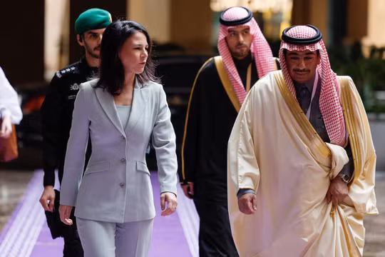 Ngoại trưởng Đức Annalena Baerbock đến dự một cuộc họp về Syria tại Riyadh, Arab Saudi, ngày 12/1. Ảnh: Reuters.
