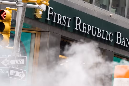 Ngân hàng First Republic chính thức bị cơ quan quản lý tiếp quản sau nỗ lực giải cứu bất thành (Ảnh: Bloomberg)
