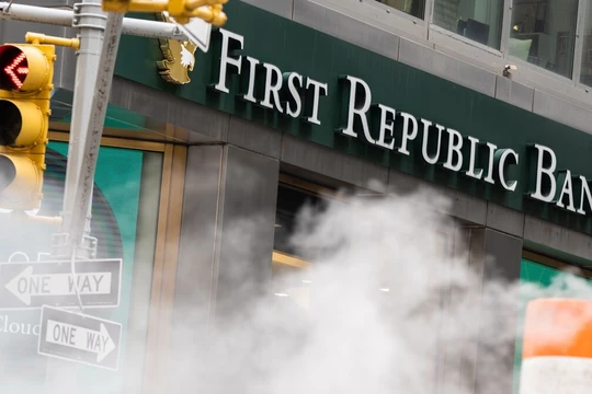 Ngân hàng First Republic chính thức bị cơ quan quản lý tiếp quản sau nỗ lực giải cứu bất thành (Ảnh: Bloomberg)