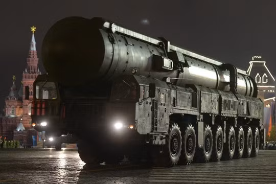 Hệ thống tên lửa đạn đạo liên lục địa Topol-M có khả năng mang đầu đạn hạt nhân của Nga tham gia diễn tập duyệt binh Ngày Chiến thắng tại Quảng trường Đỏ của Moscow. Ảnh: Sputnik.