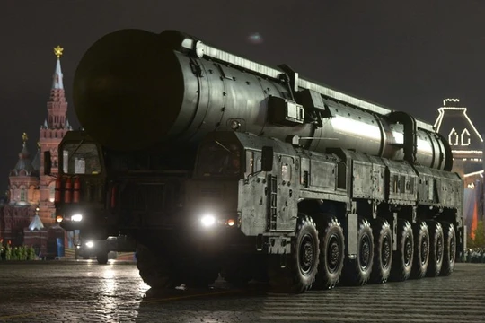 Hệ thống tên lửa đạn đạo liên lục địa Topol-M có khả năng mang đầu đạn hạt nhân của Nga tham gia diễn tập duyệt binh Ngày Chiến thắng tại Quảng trường Đỏ của Moscow. Ảnh: Sputnik.